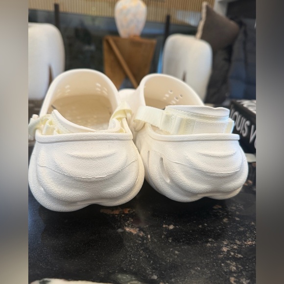 CROCS White Crocs Clogs – Men’s US 10 (Worn 2x) - Picture 4 of 6